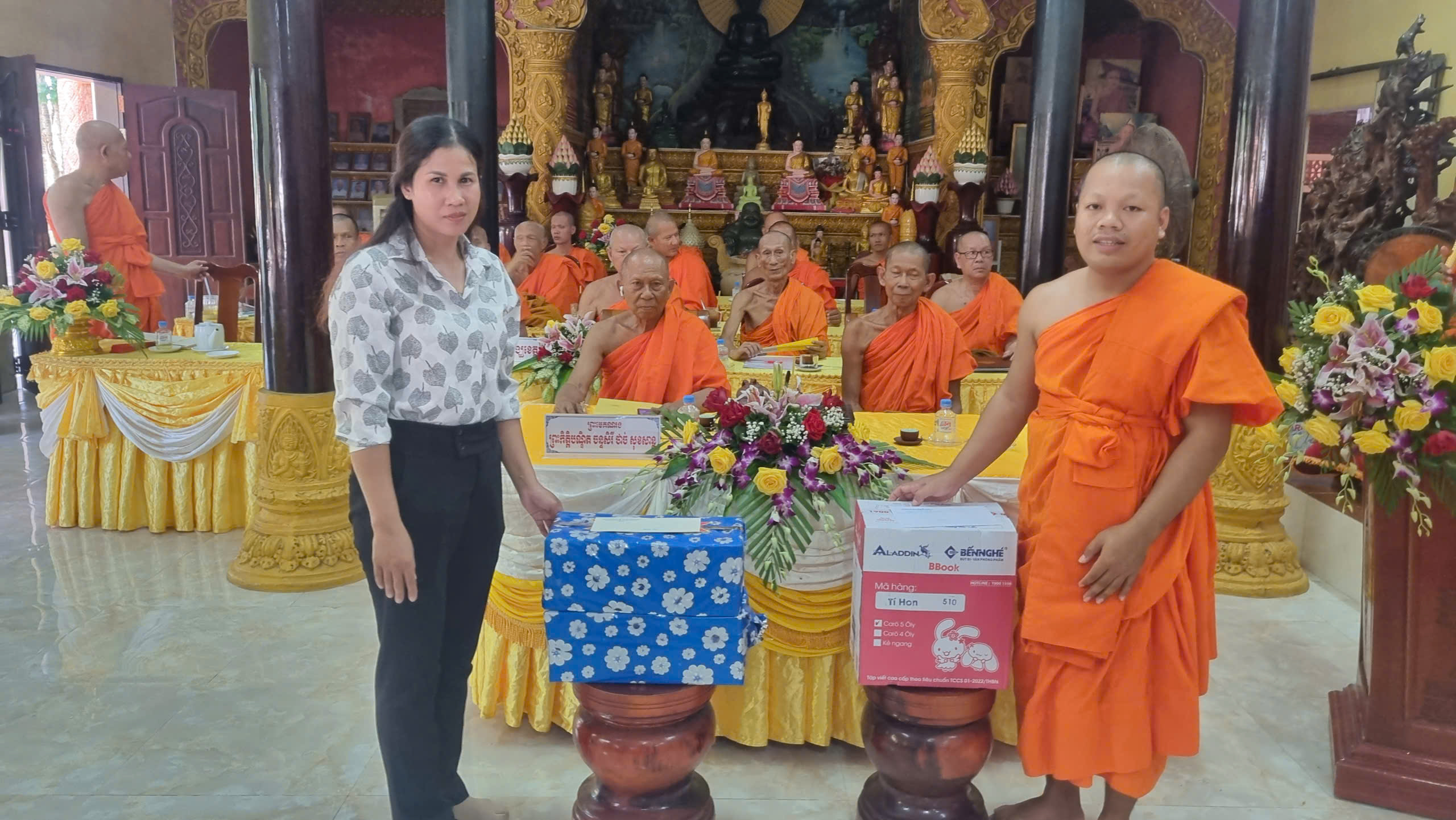 Hội Đoàn kết sư sãi yêu nước tỉnh Vĩnh Long thăm tăng sinh, học sinh Khmer tại chùa CanDal, xã Cầu Kè