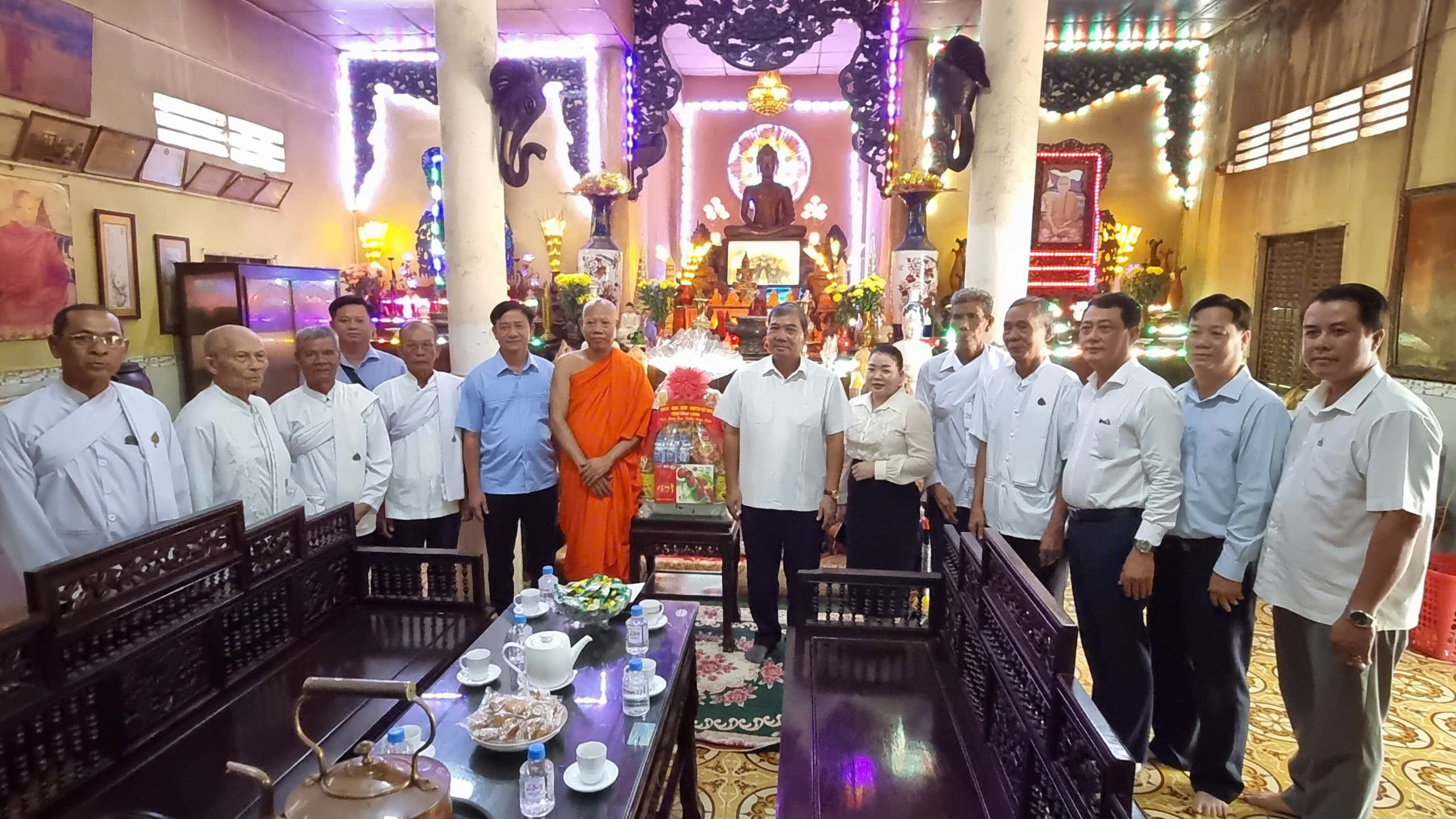 Đồng chí Kim Ngọc Thái thăm tặng quà các chùa Phật giáo Nam tông Khmer nhân dịp Lễ Sêne Đôlta 2026 ở xã Cầu Kè