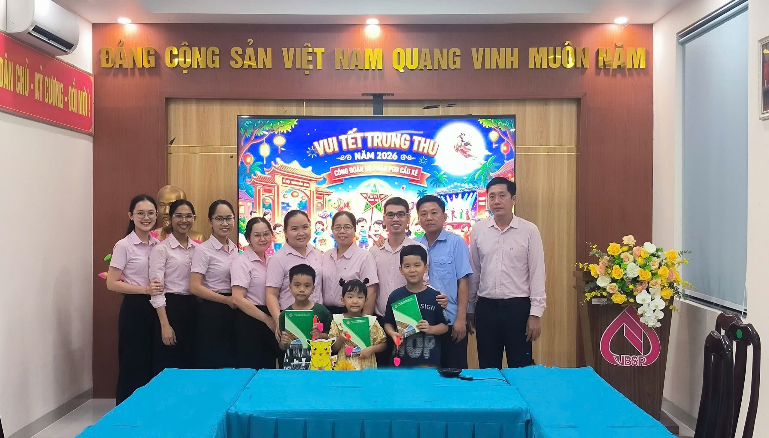 Ấm áp tết Trung thu cho các cháu là con cán bộ viên chức, người lao động của công đoàn bộ phận Phòng giao dịch NHCSXH Cầu Kè