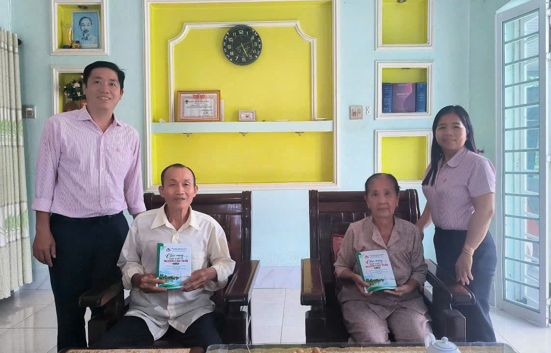 Công đoàn bộ phận Phòng giao dịch Ngân hàng Chính sách xã hội Cầu Kè tổ chức thăm hỏi, động viên và tặng quà cho các bậc cha mẹ của cán bộ, người lao động tại đơn vị. 