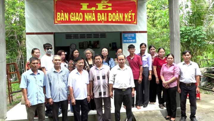Xã Cầu Kè bàn giao 03 căn nhà đại đoàn kết cho các hộ gia đình khó khăn về nhà ở