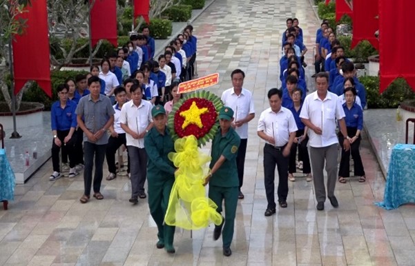 Xã Cầu Kè tổ chức thắp nến tri ân các anh hùng, liệt sĩ tại nghĩa trang Liệt sĩ xã nhân dịp 27/7