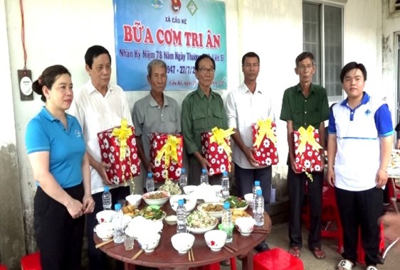 Xã Cầu Kè thực hiện Chương trình bữa cơm tri ân gia đình chính sách nhân dịp 27/7