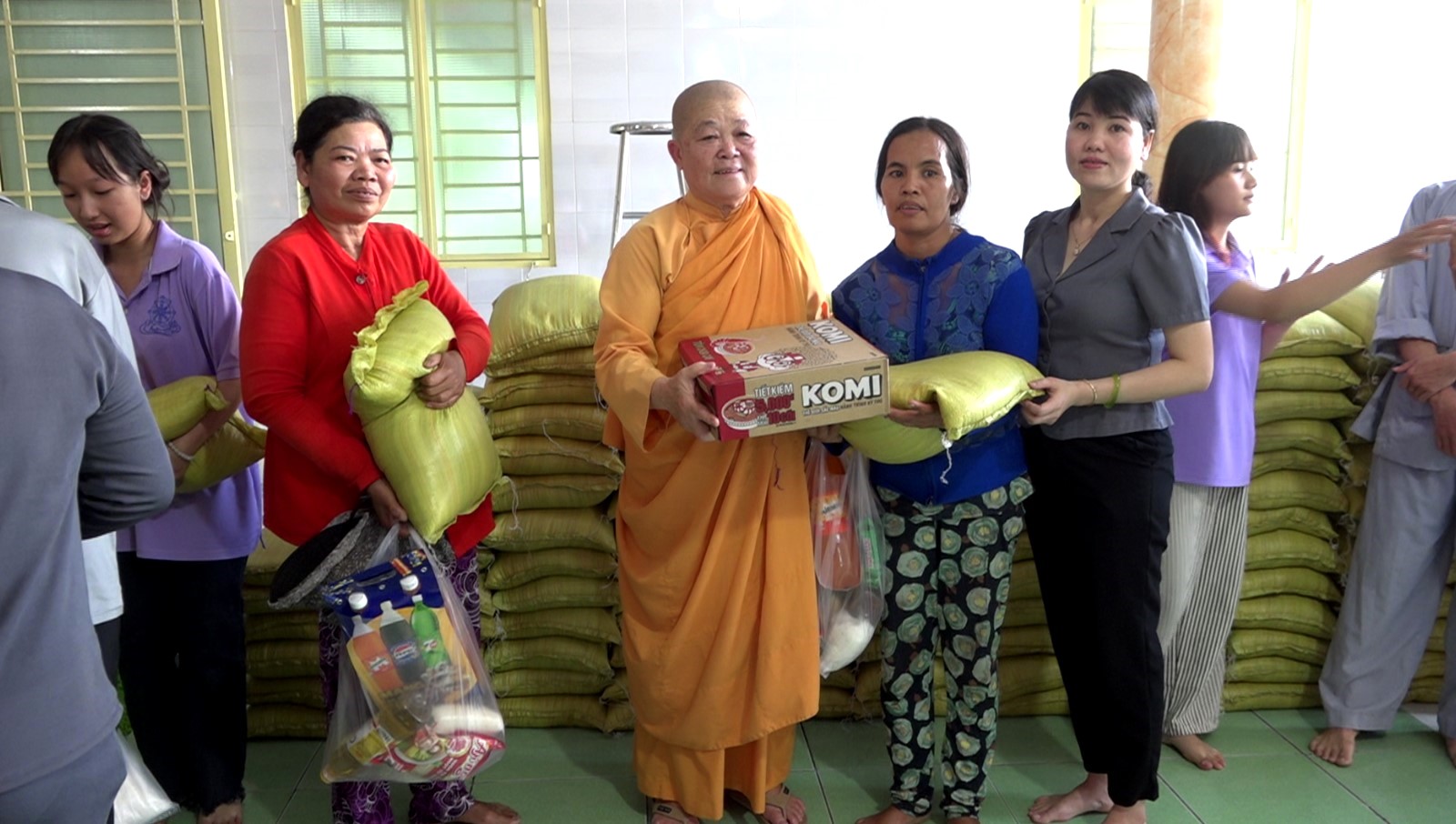 Cầu Kè trao Tết cho các hộ nghèo, cận nghèo và hộ có hoàn cảnh khó khăn