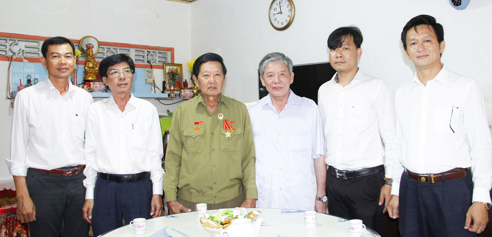 Lãnh đạo tỉnh thăm, tặng quà gia đình chính sách