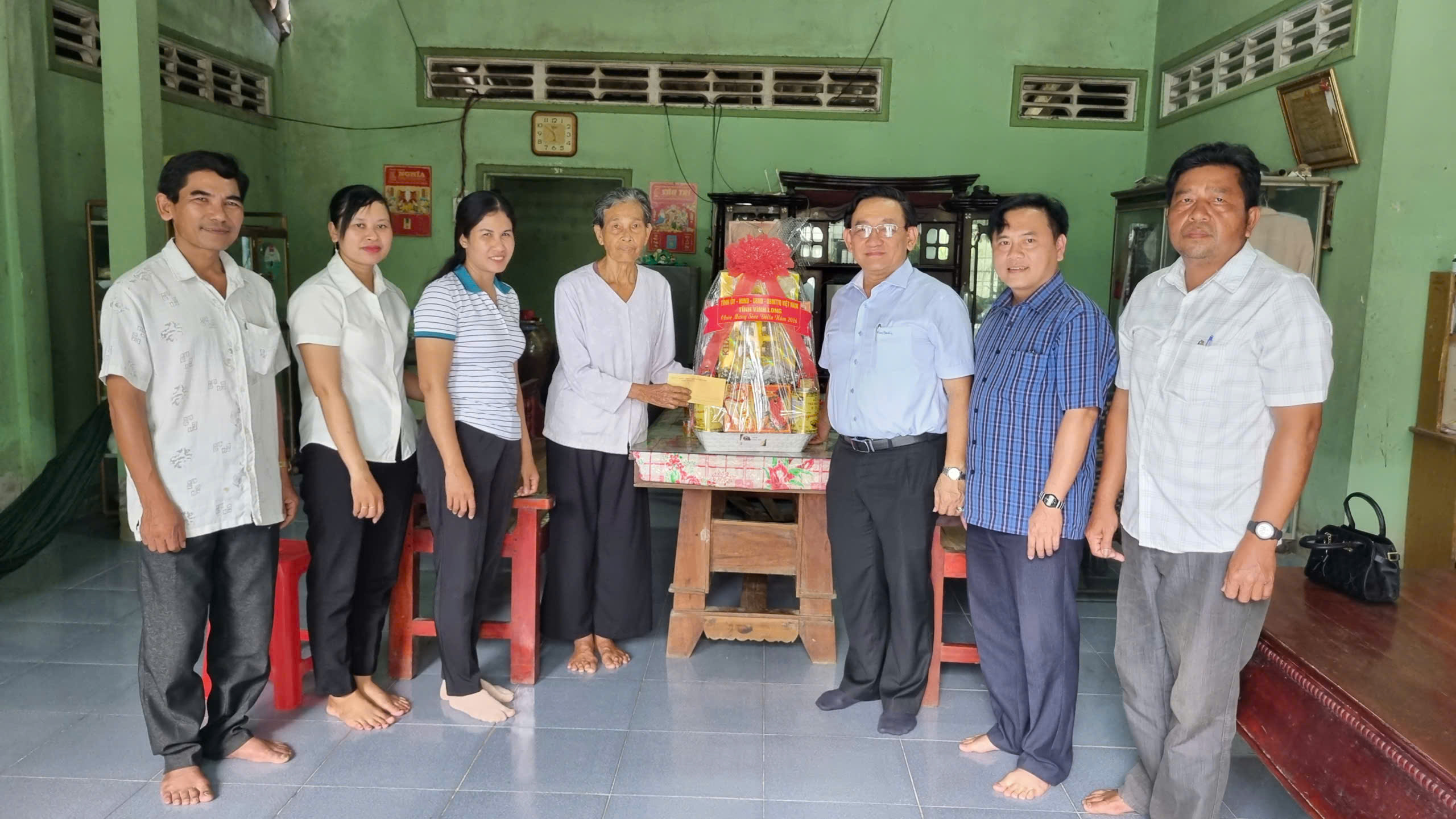 Giám đốc Sở Công thương tỉnh Vĩnh Long thăm tặng quà gia đình Mẹ Việt Nam anh hùng nhân dịp Lễ Sêne Đôlta 2026 ở xã Cầu Kè