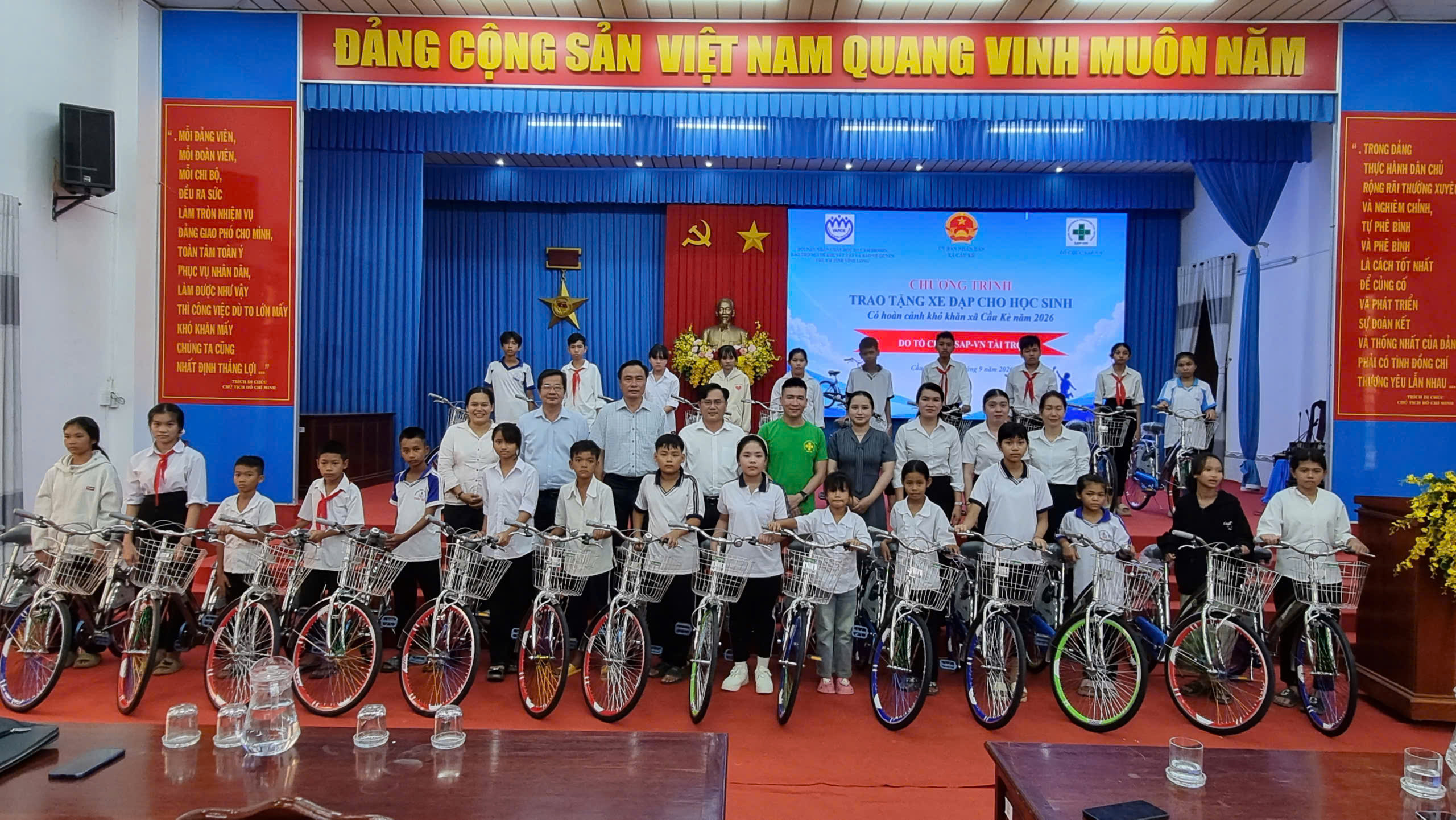 Cầu Kè trao 25 xe đạp cho học sinh có hoàn cảnh khó khăn đến trường 