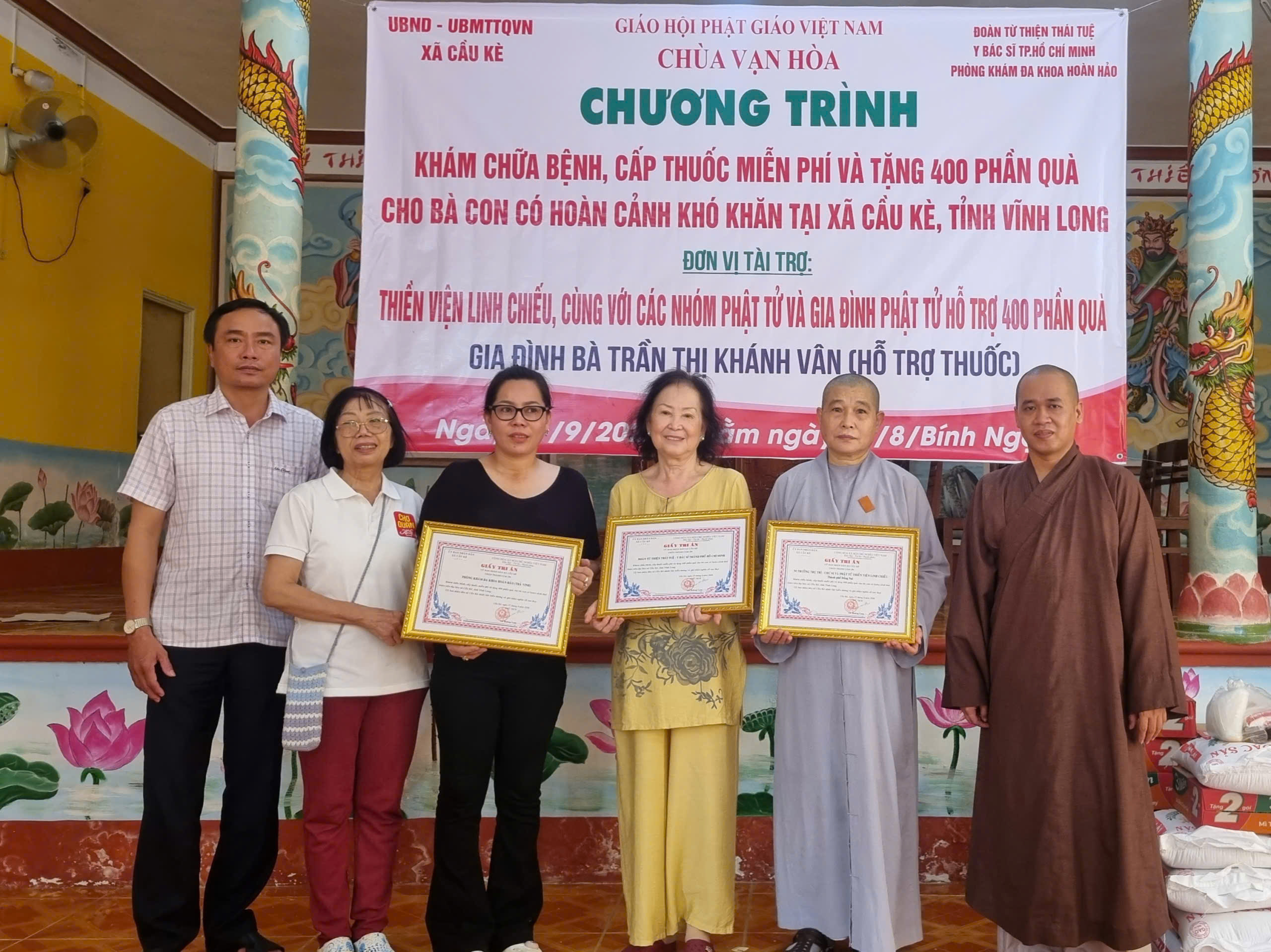Cầu Kè tổ chức khám, cấp phát thuốc điều trị bệnh miễn phí và tặng quà cho 400 hộ dân 